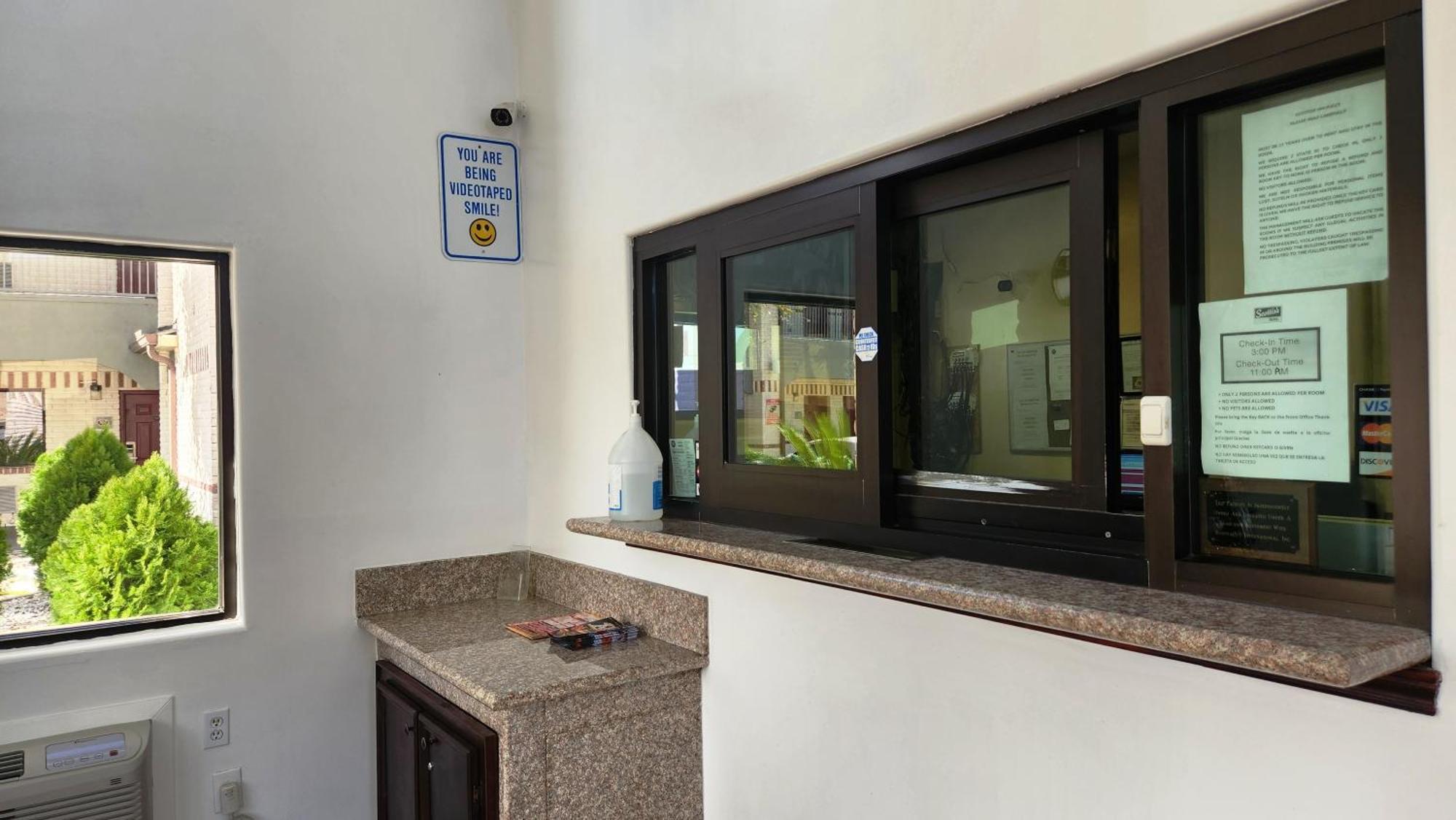 Scottish Inn & Suites Sam Houston Parkway 外观 照片