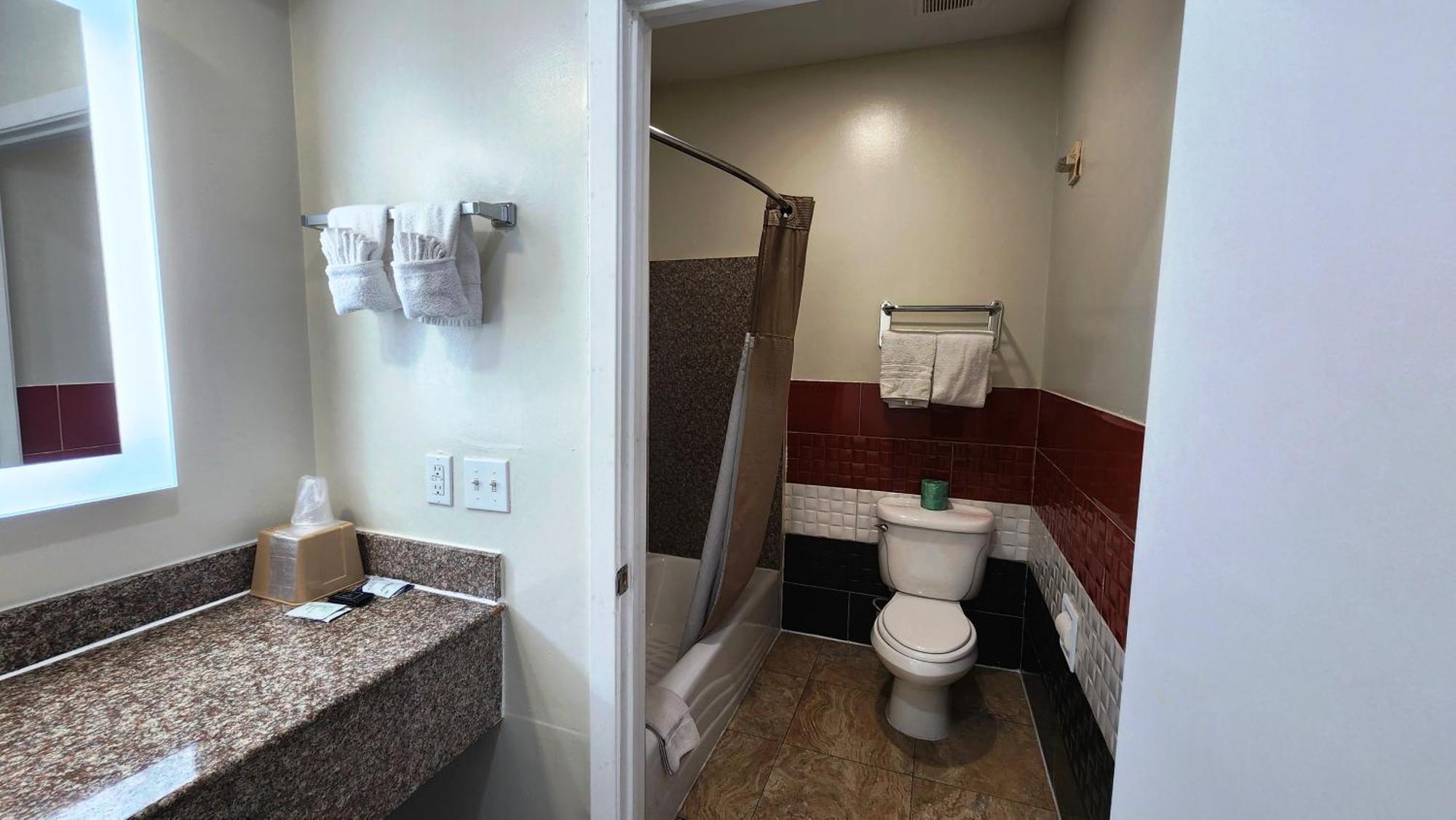 Scottish Inn & Suites Sam Houston Parkway 外观 照片