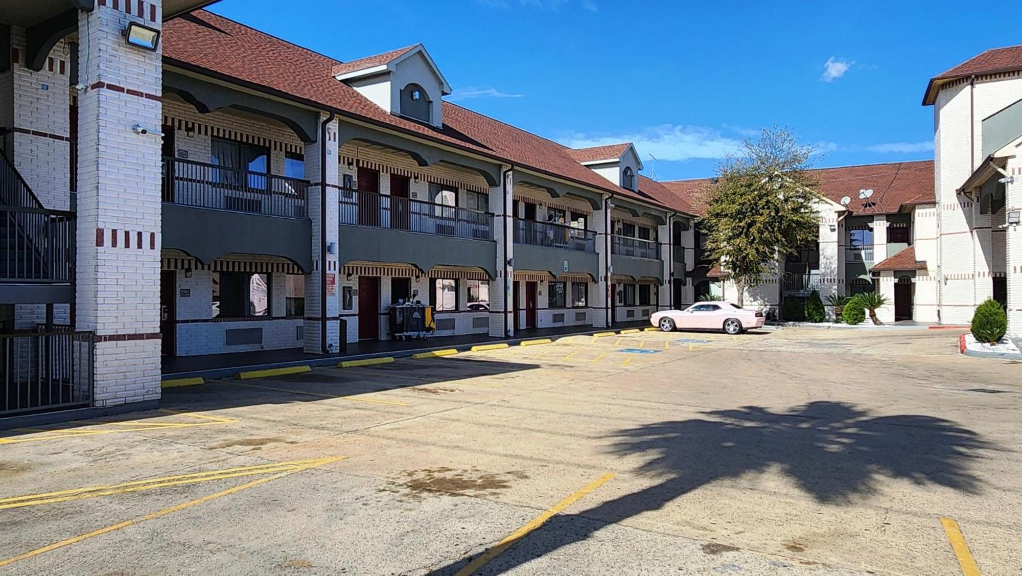 Scottish Inn & Suites Sam Houston Parkway 外观 照片